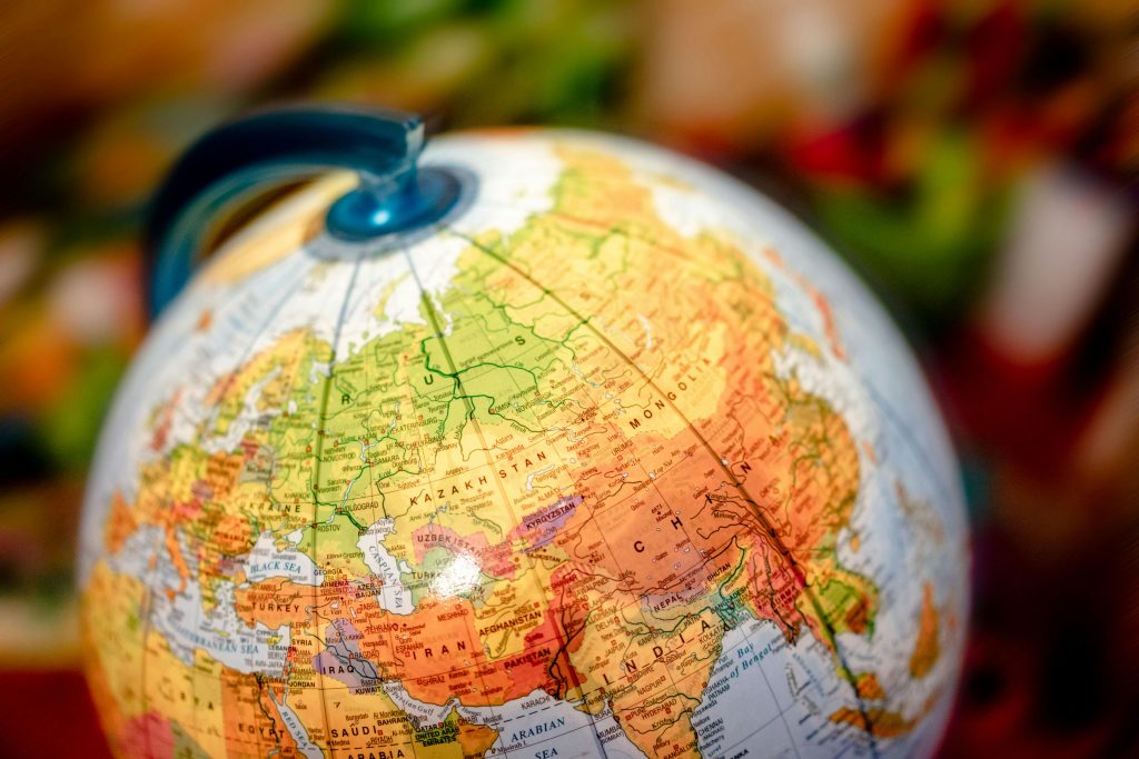 许多国家都表示有兴趣开发高超音速武器。照片：Alex P: https://www.pexels.com/photo/close-up-of-globe-on-blur-background-12955818/