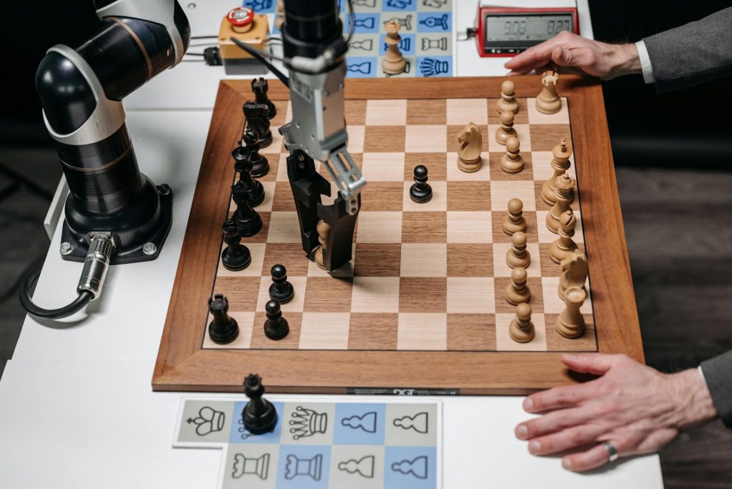 照片由 Pavel Danilyuk 在 Pexels 上拍摄。机器人挑选棋子。预测动作。