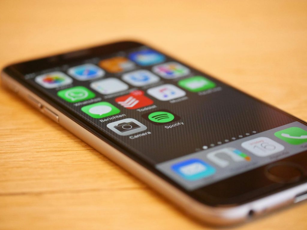 图片来自 Pexels 上的 Pixabay。带有一些应用程序的 Iphone 5s 的照片。